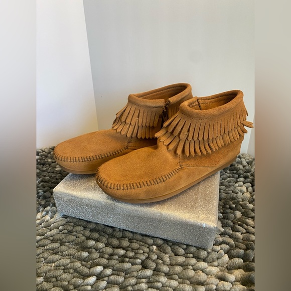 ⭐️   Minnetonka
Fringed Suede Bootie (Big Girls) - Picture 3 of 6